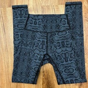 TYC Gray and Black Leggings with Snakeskin Pattern Pre Owned Great Condition